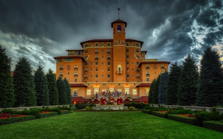 the beautiful broadmoor hotel lit up at dusk